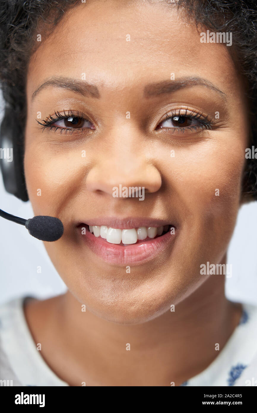 Portrait der Unternehmerin tragen Telefon Headset in die Abteilung Customer Services Stockfoto
