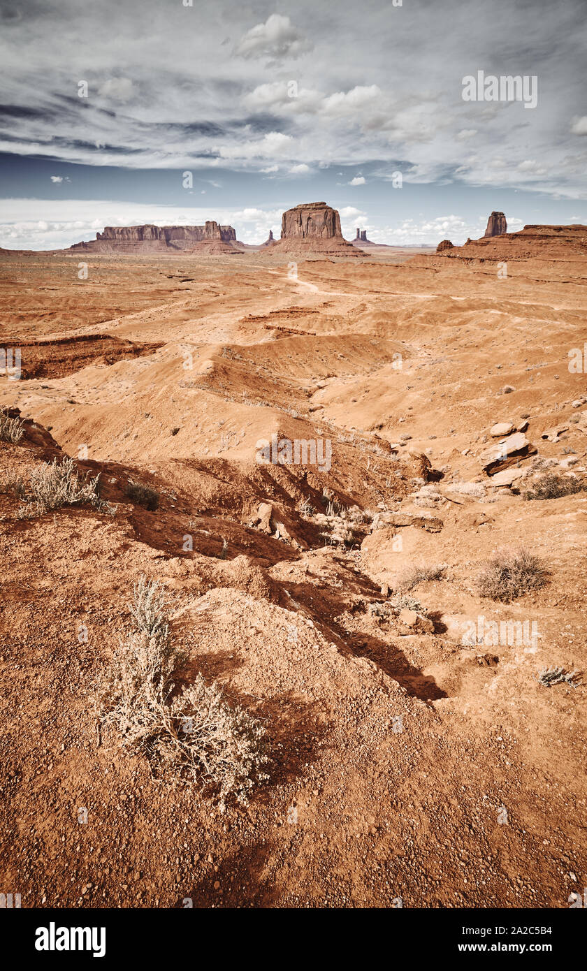 Retro stilisierte Bild von Monument Valley aride Landschaft, USA. Stockfoto