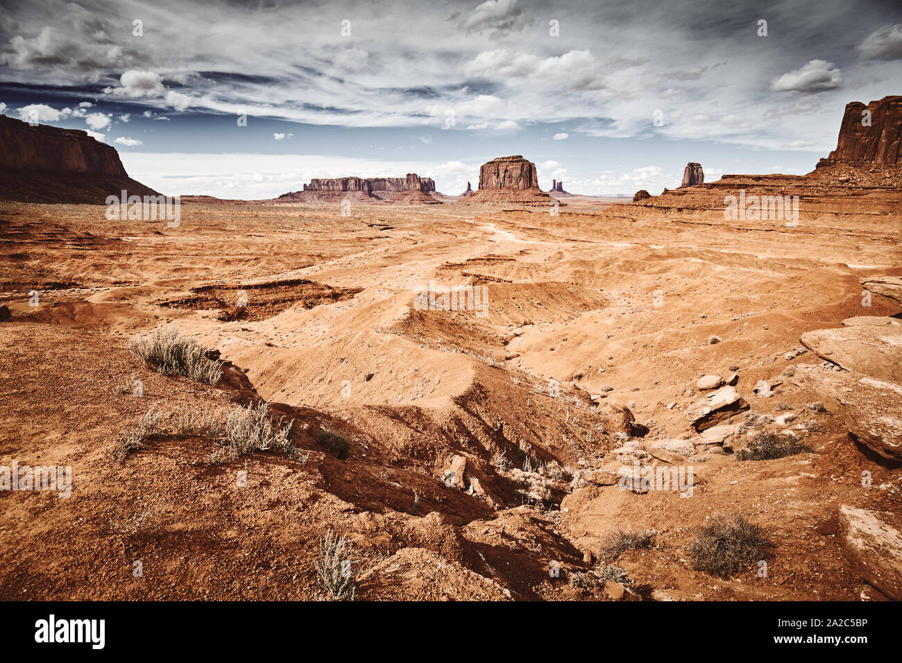 Retro stilisierte Bild von Monument Valley aride Landschaft, USA. Stockfoto