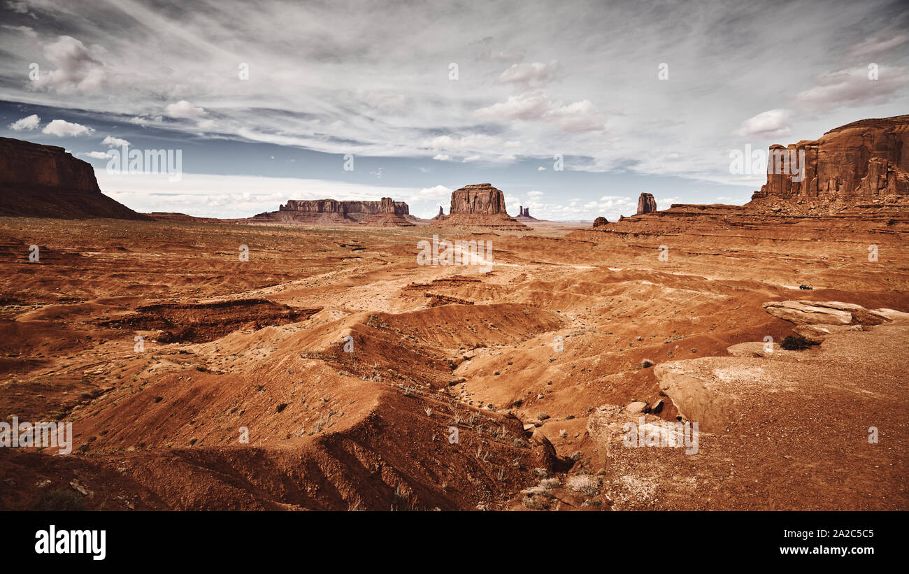 Retro stilisierte Bild von Monument Valley aride Landschaft, USA. Stockfoto