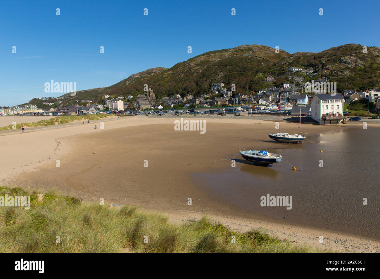 Küste von Snowdonia Stadt Tywyn Gwynedd North West Wales mit Bergen und Strand Stockfoto