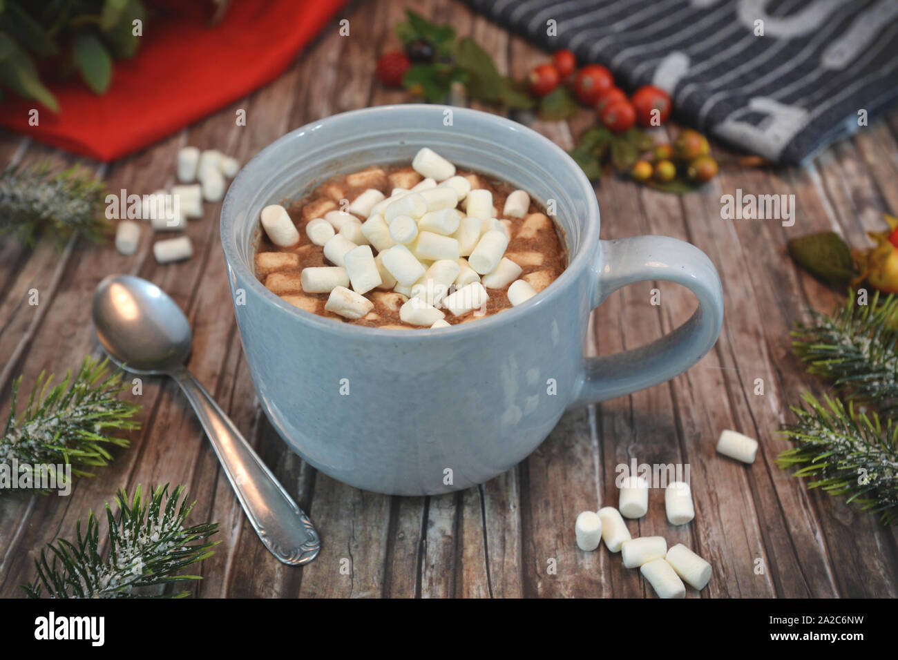 Becher mit heißer Schokolade garniert mit kleinen weißen Marshmallows und Chocolate und Cinnamon Pulver Stockfoto