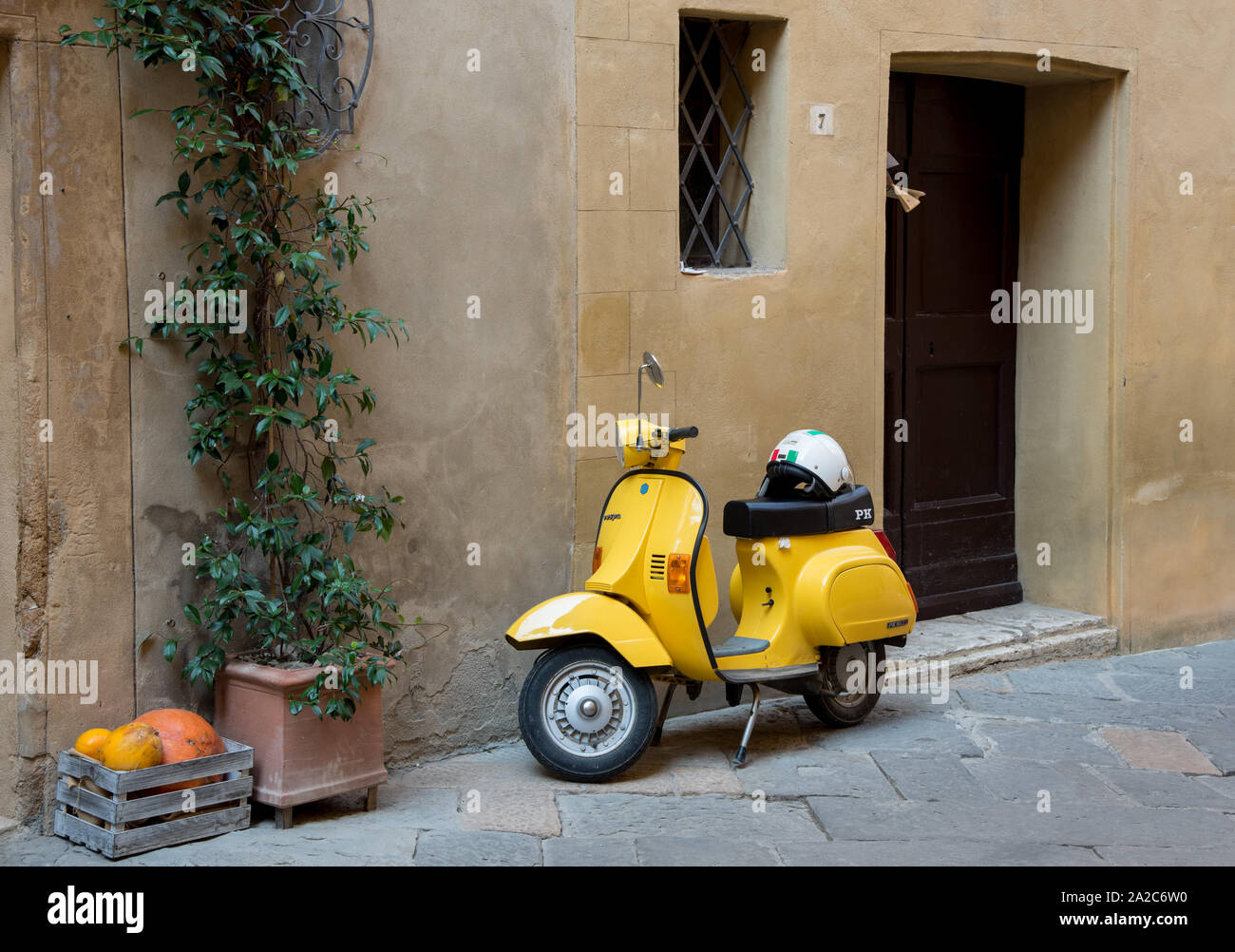 Glänzend gelb stilvolle Motorrad außerhalb einer traditionellen italienischen Haus Stockfoto