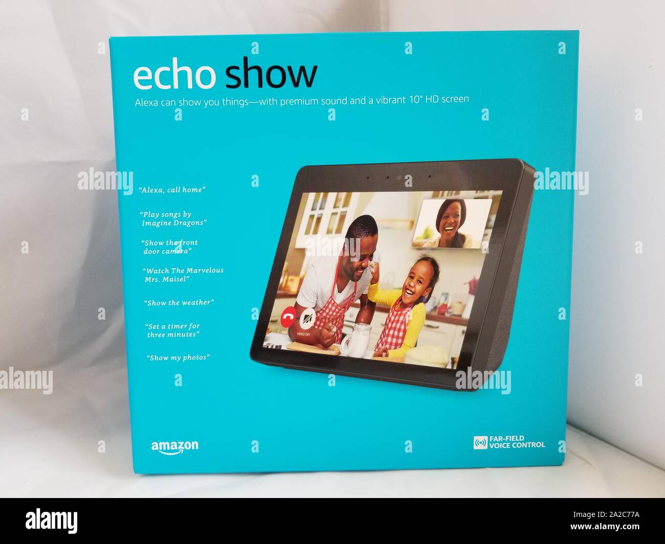 Box für den Smart Speaker Amazon Echo Show Home Automation, isoliert auf weißem Hintergrund, 20. Juli 2019. () Stockfoto