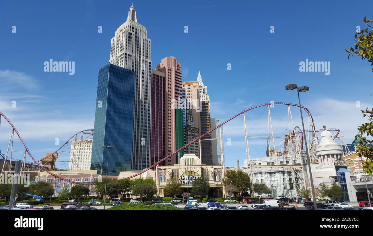 Fassade mit Achterbahn und Attraktionen im New York, New York Hotel and Casino in Las Vegas, Nevada, 12. März 2016. () Stockfoto