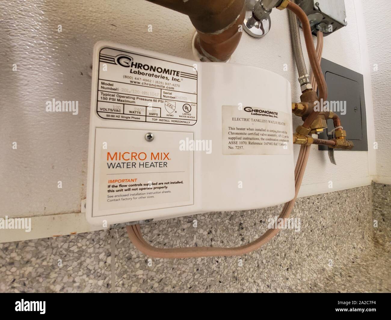Nahaufnahme der tanklosen Micro-Mix-Wasserheizung, die unter einem Waschbecken in einem kommerziellen Werk in Lafayette, Kalifornien, am 31. Juli 2019 installiert wurde. Mikrotanklose Wassererhitzer werden in Kalifornien häufig für kommerzielle Installationen verwendet, um den Energieverbrauch zu reduzieren. () Stockfoto