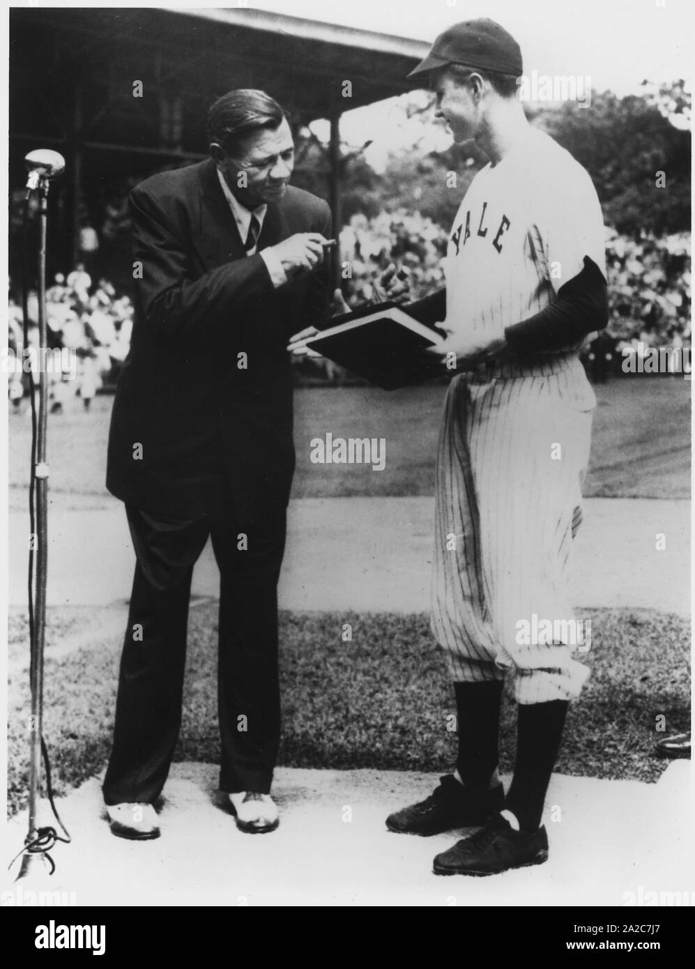 Kapitän des Baseballteams von Yale Babe Ruth überreichte das Manuskript seiner Autobiografie dem zukünftigen präsidenten George H. W, 1948. Bush. Image Courtesy National Archives. () Stockfoto