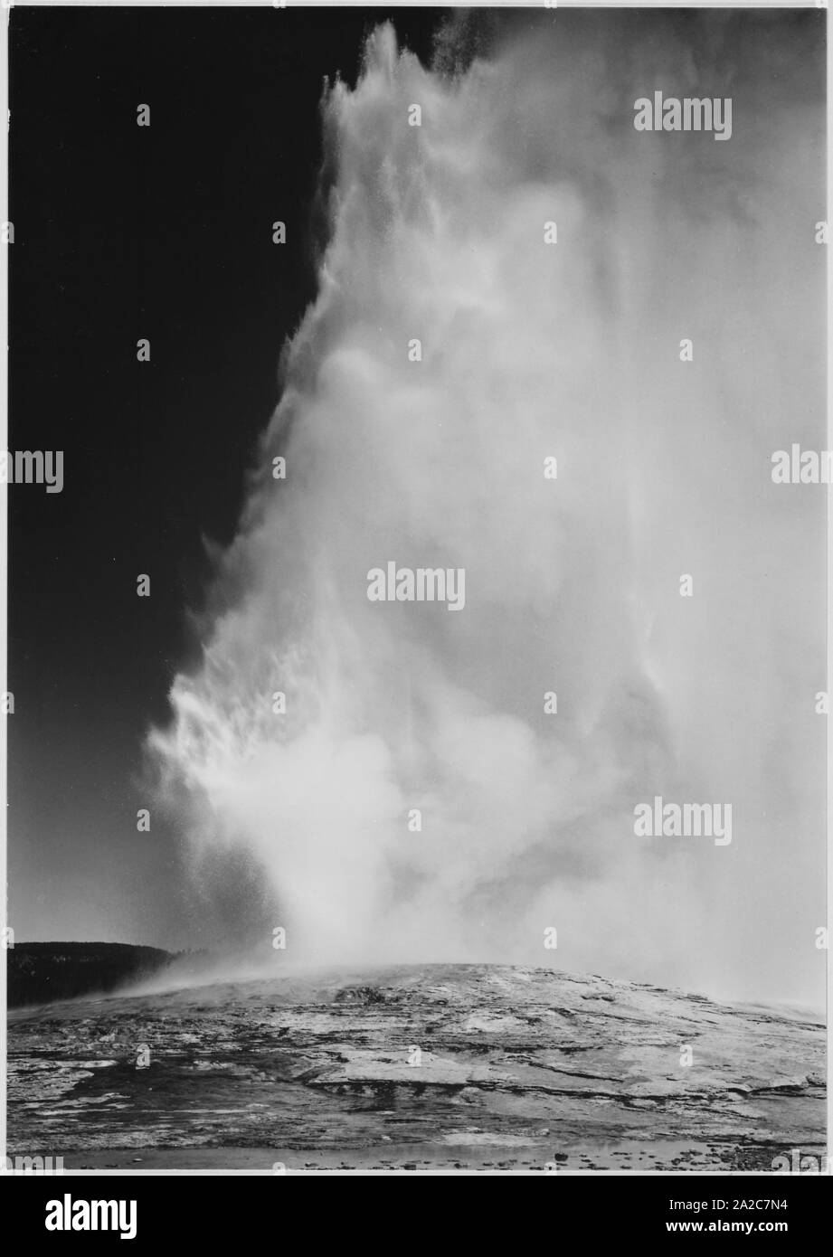 Old Faithful Geyser bricht Geothermie im Yellowstone National Park, Teton County, Wyoming, 1933 aus. Image Courtesy National Archives. () Stockfoto