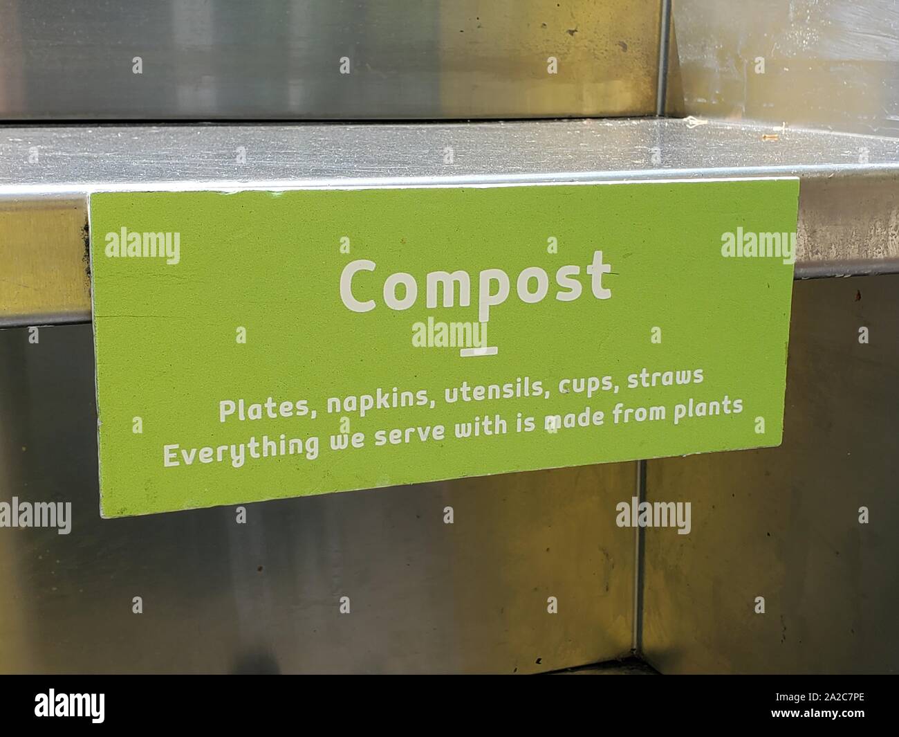 Schild über Kompostkorb im Restaurant in Dublin, Kalifornien, mit dem Hinweis, dass alle Besteck- und sonstigen Servierprodukte aus kompostierbaren Materialien hergestellt werden, 30. Juli 2019. () Stockfoto