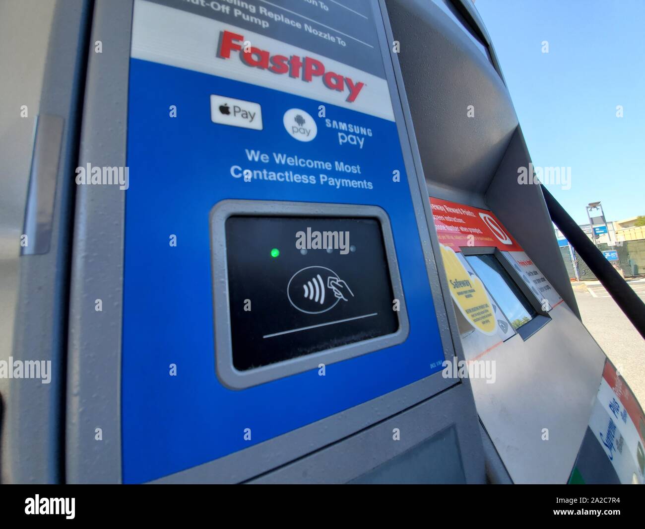 Weitwinkelansicht des kontaktlosen Zahlungslesers mit FastPay-, Apple Pay-, Android Pay- und Samsung Pay Logos auf einer Gaspumpe in Walnut Creek, Kalifornien, 29. Juli 2019. () Stockfoto