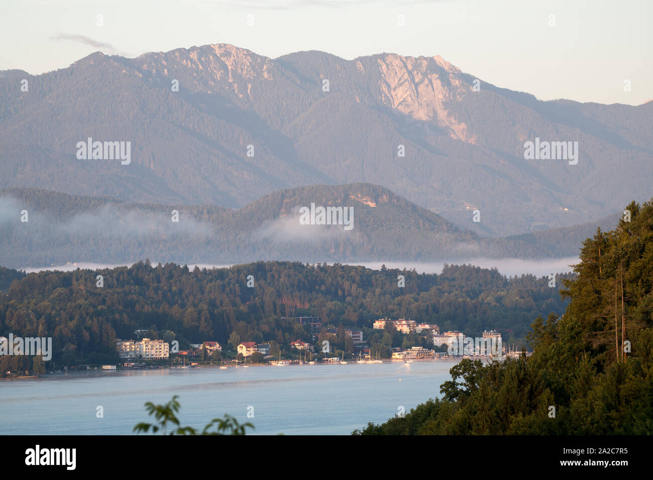 Velden am Wörther See, Wörthersee (See Wert) und Karawanken Alpen von Vasiliki gesehen am Worther Siehe, Kärnten, Österreich. 17.August 2019 © Wojcie Stockfoto