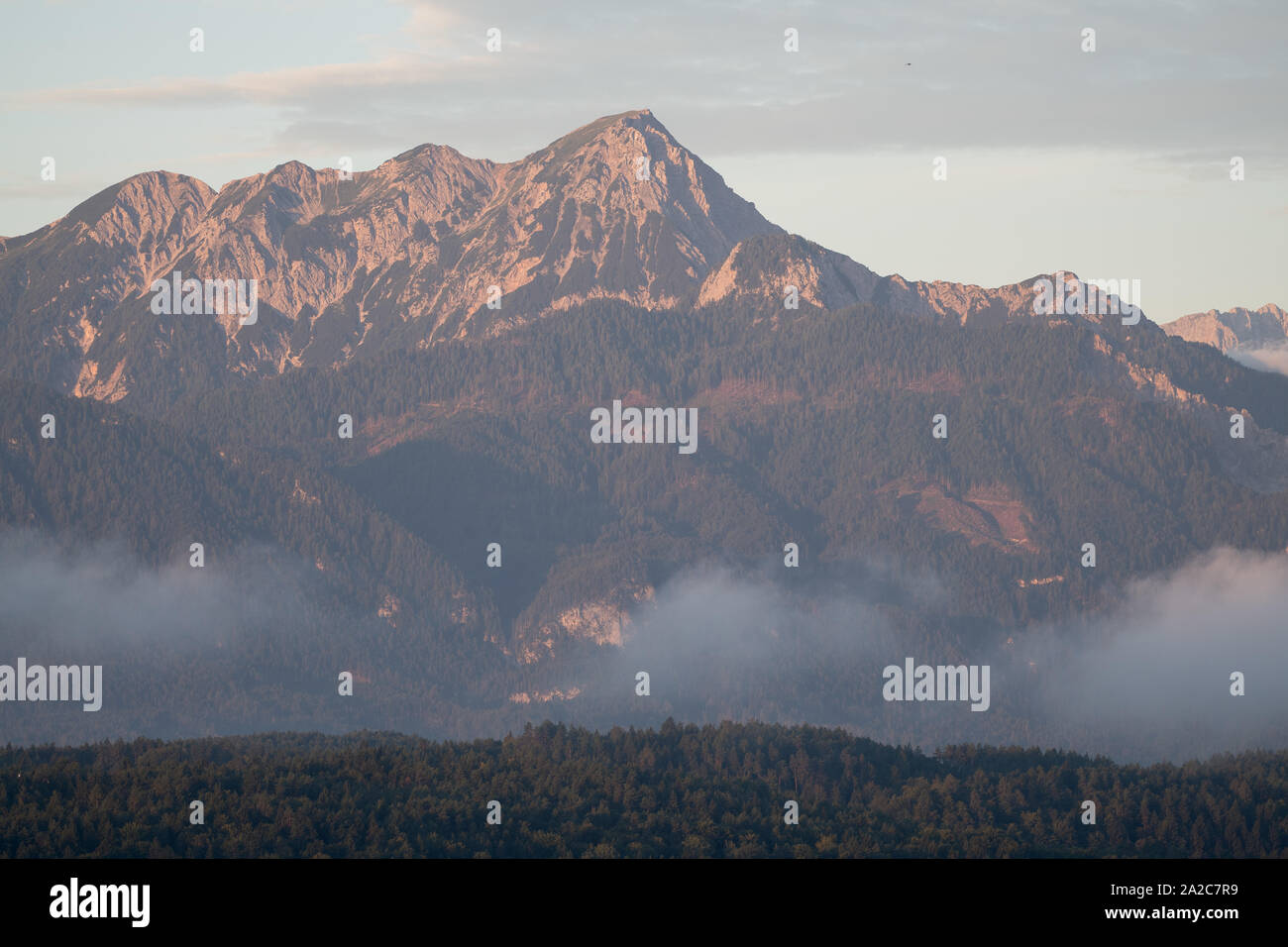 Karawanken Alpen von in Dettelbach gesehen am Worther Siehe, Kärnten, Österreich. 17.August 2019 © wojciech Strozyk/Alamy Stock Foto Stockfoto