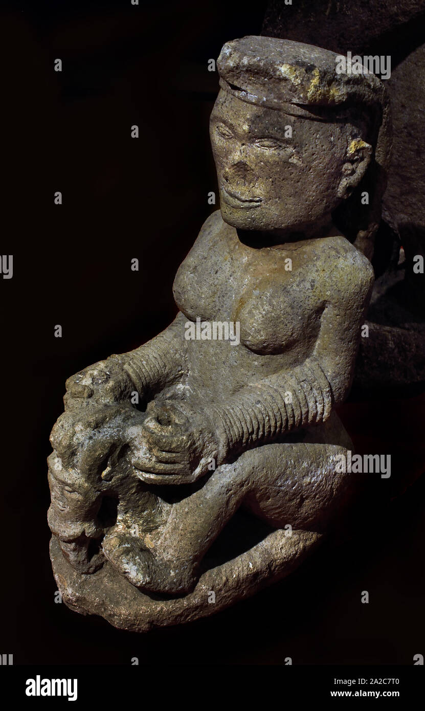 Ancestral Bildnis Skulptur 19. - 20. Jahrhundert Pakpak Sumatra Indonesien (Ehefrau von den Reiter. Hält sie zwischen ihre Beine, der Kopf einer Singa. Seine Arme sind geschmückt mit einer Reihe von Armbändern und seinen Kopf mit einer Kopfbedeckung ruht auf dem Rücken bedeckt ist. Gesicht markiert einen pakpak Einfluss) Stockfoto