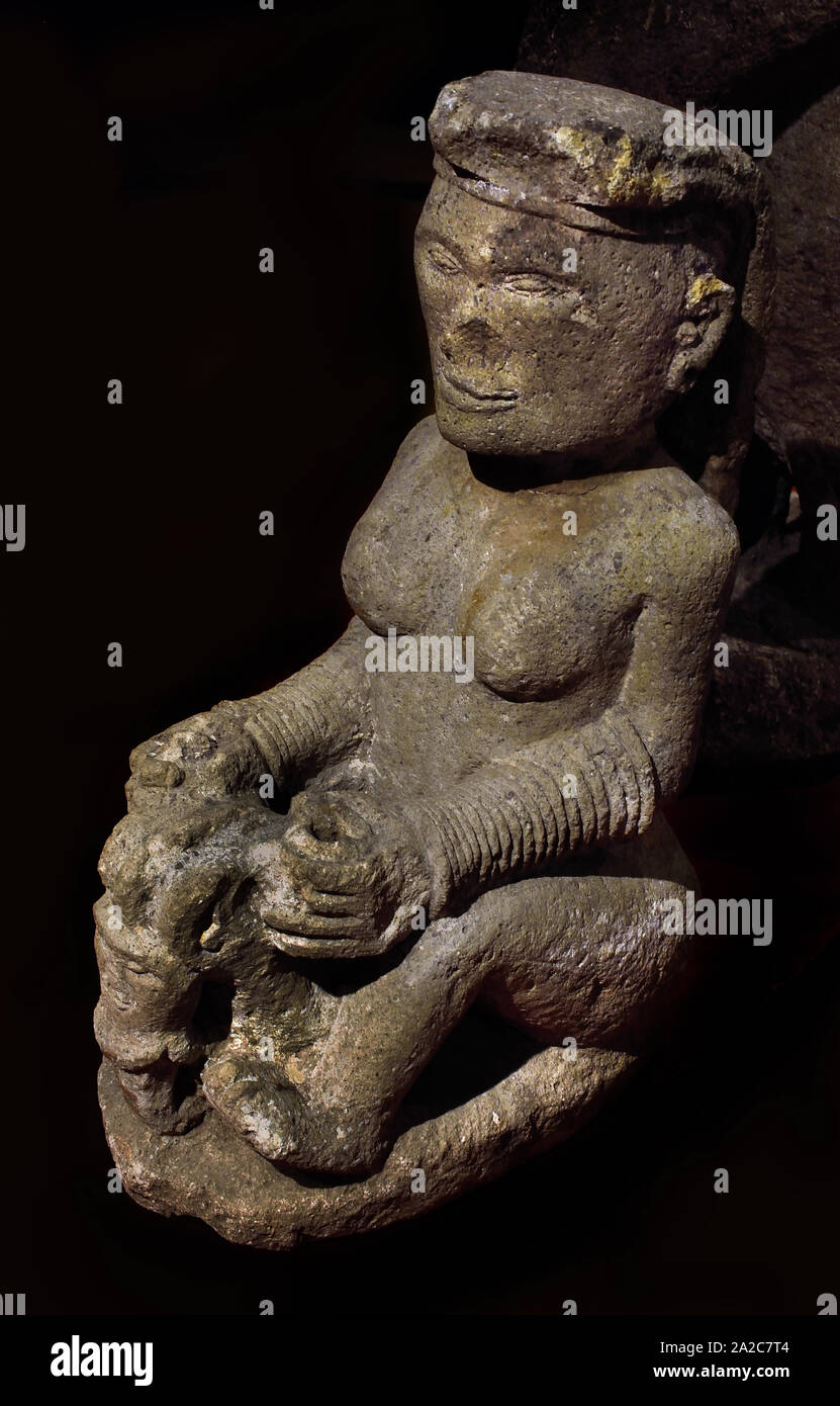 Ancestral Bildnis Skulptur 19. - 20. Jahrhundert Pakpak Sumatra Indonesien (Ehefrau von den Reiter. Hält sie zwischen ihre Beine, der Kopf einer Singa. Seine Arme sind geschmückt mit einer Reihe von Armbändern und seinen Kopf mit einer Kopfbedeckung ruht auf dem Rücken bedeckt ist. Gesicht markiert einen pakpak Einfluss) Stockfoto