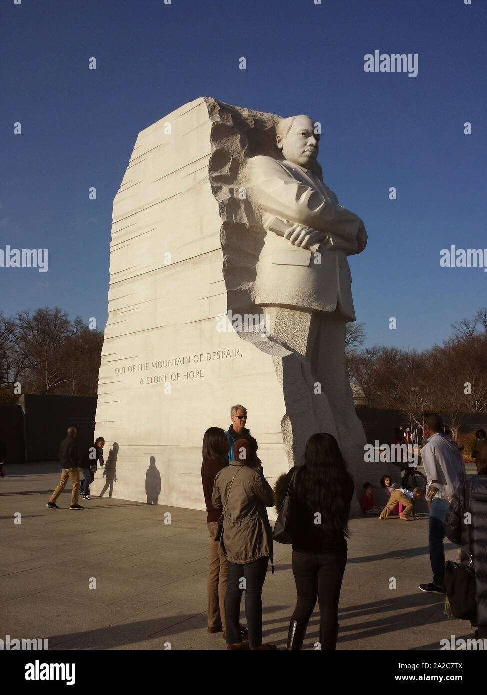 Touristen versammeln sich vor dem Martin Luther King Jr Memorial in Washington, DC, 21. März 2015. () Stockfoto