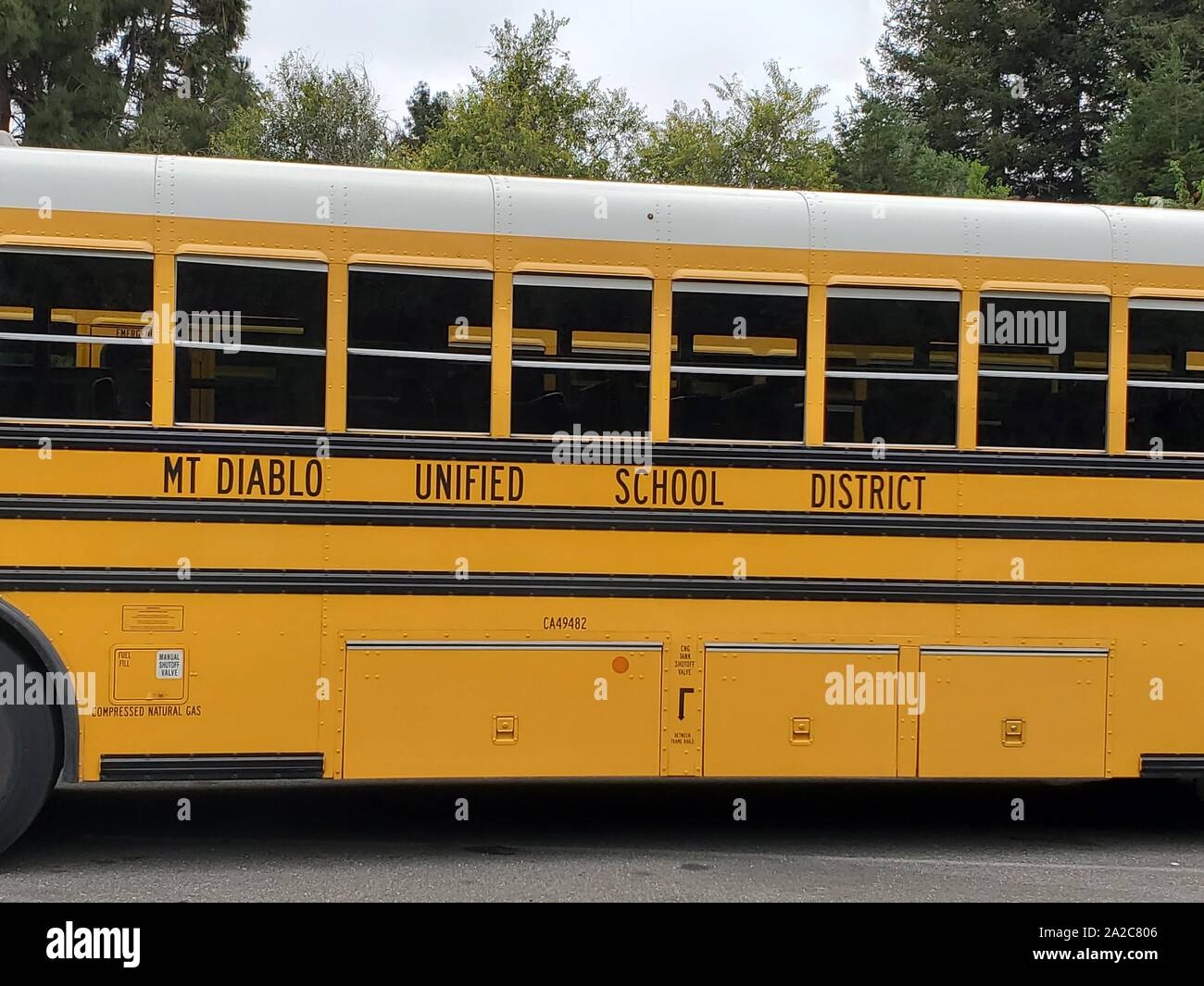 Nahaufnahme des Schulbusses mit Text Reading Mount Diablo Unified School District, einem Hauptbezirk in der San Francisco Bay Area, in Oakland, Kalifornien, August 2019. () Stockfoto