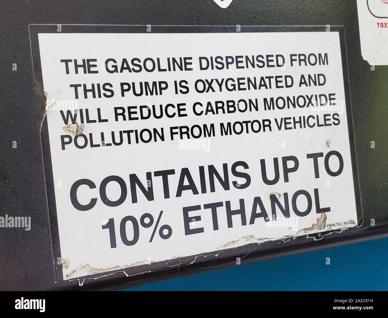 Nahaufnahme der Mitteilung über die Gaspumpe, wonach der abgegebene Kraftstoff bis zu 10 % Ethanol enthält, Teil einer Initiative zur Einbeziehung von Biotreibstoffen in Benzin, in San Ramon, Kalifornien, 12. August 2019. () Stockfoto