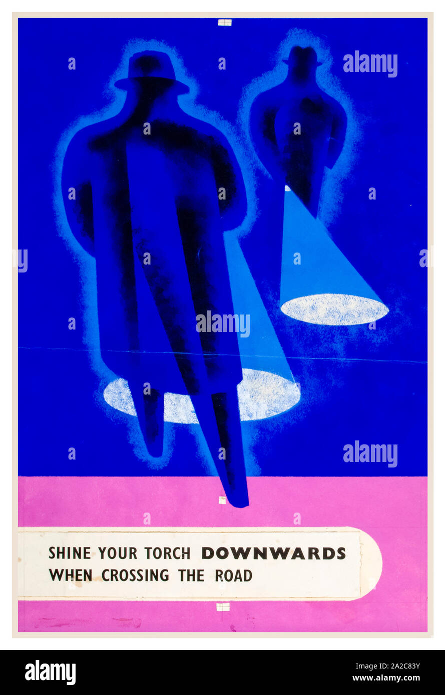Britische, WW2, Verkehrssicherheit, Plakat, Glänzen Sie Ihre Fackel nach unten beim Überqueren der Straße (Fußgängerzone Sicherheit bei Stromausfall), 1939-1946 Stockfoto