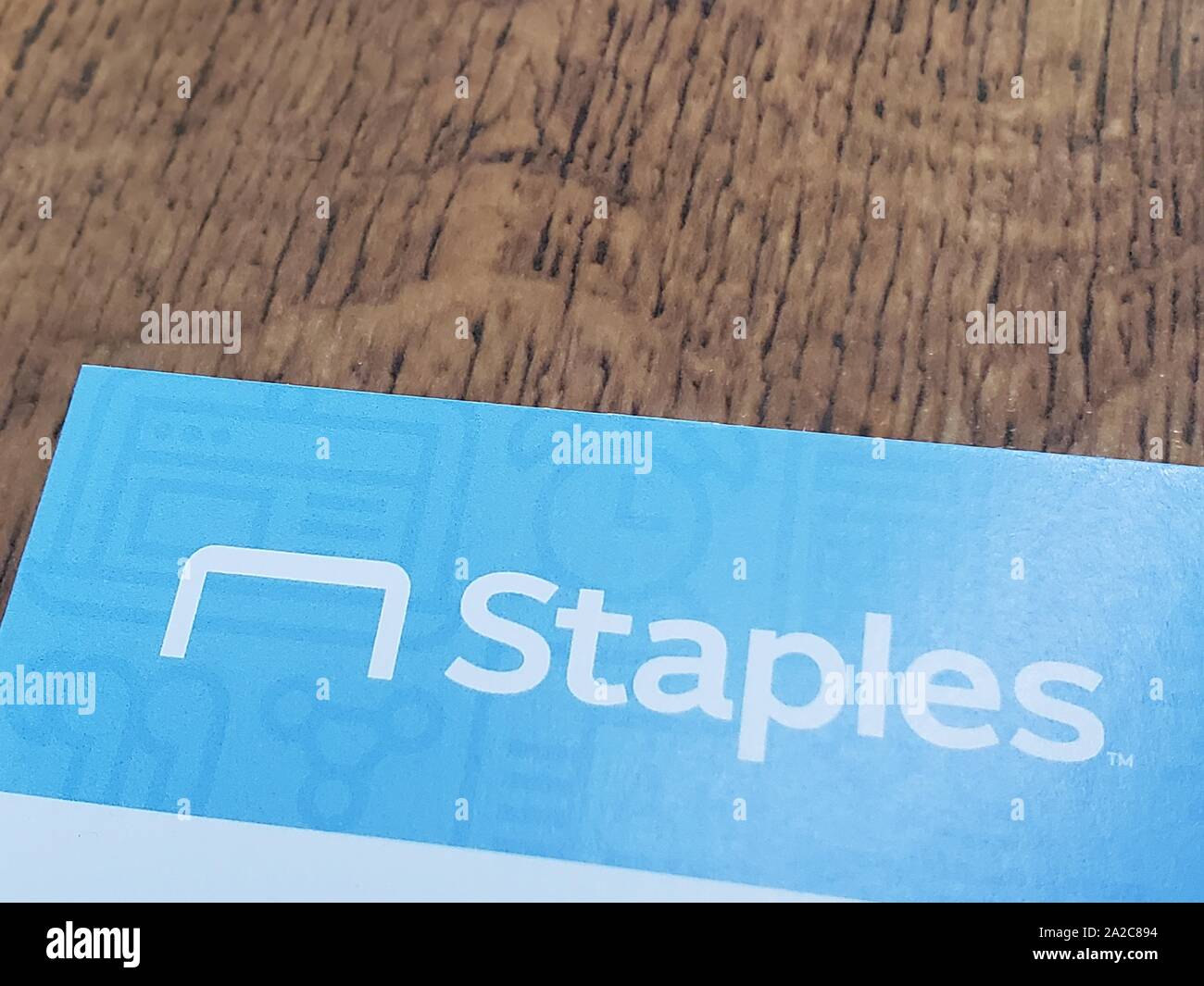 Nahaufnahme des Markenlogos für Bürobedarf Staples auf Papier auf leichter Holzoberfläche, San Ramon, Kalifornien, 28. August 2019. () Stockfoto