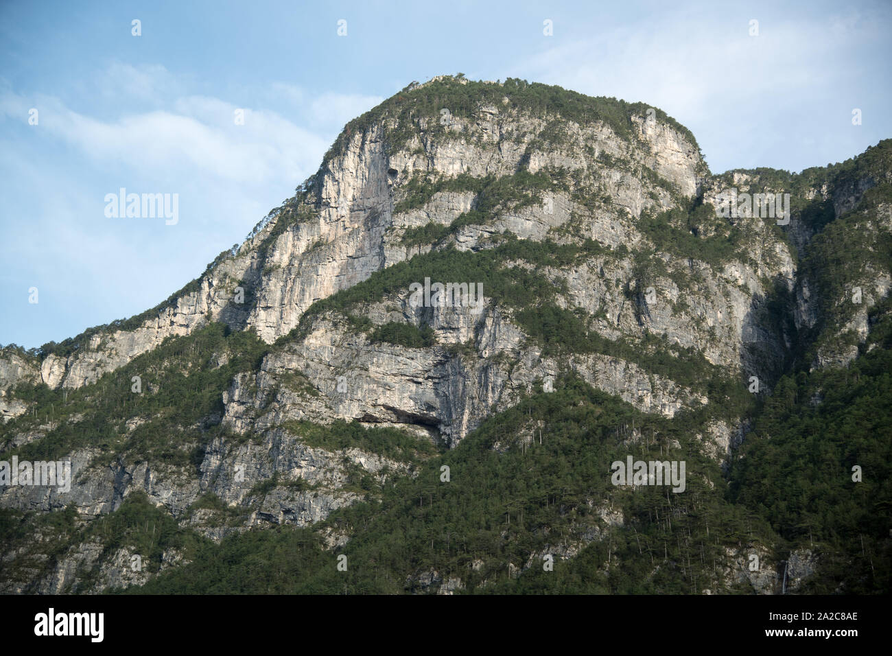 Karnischen Alpen von der Autobahn Alpe-Adria-A23 in der Region Friaul Julisch Venetien, Italien gesehen. 17.August 2019 © wojciech Strozyk/Alamy Stock Foto Stockfoto
