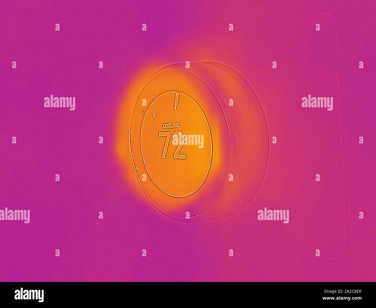 Wärmebild der Wärmebildkamera mit Lichtbereichen, die höheren Temperaturen entsprechen, Abwärme, die vom Nest Learning Thermostat in einem intelligenten Haus, San Ramon, Kalifornien, 2. September 2019 erzeugt wird. () Stockfoto