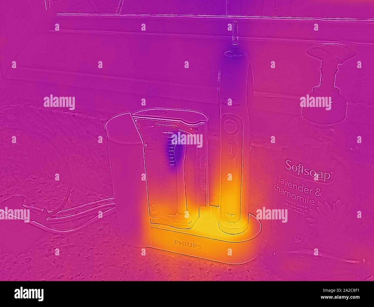 Thermografiebild der Wärmebildkamera mit Lichtbereichen, die höheren Temperaturen entsprechen und Abwärme zeigen, die von der elektrischen Zahnbürste von Philips in einem Hausbad erzeugt wird, ein Beispiel für Phantomlast oder Bereitschaftsstromabfälle, das im folgenden als Vampirleistung oder Geisterlast bezeichnet wird, San Ramon, Kalifornien, 2. September 2019. () Stockfoto