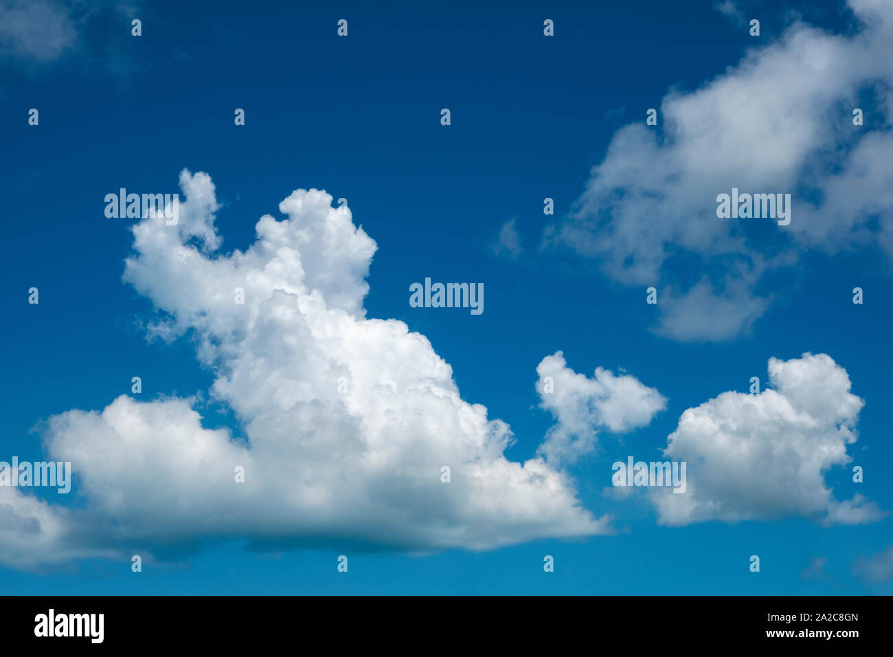 Weißen flauschigen tropischen Wolken vor blauem Himmel, Bermuda Stockfoto