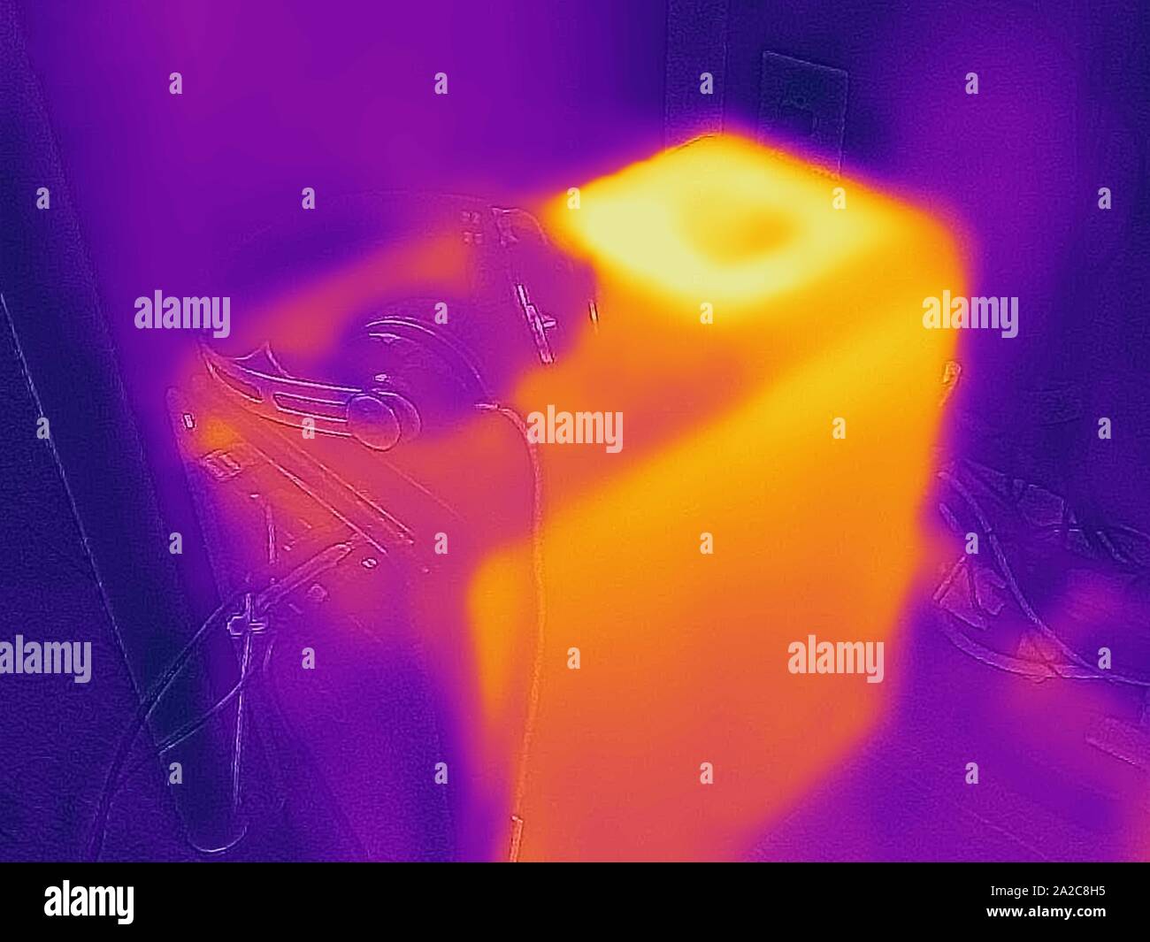 Thermografiebild der Wärmebildkamera mit Lichtbereichen, die höheren Temperaturen entsprechen und die Abwärme eines Desktop-PC-Towers während der Verwendung zeigen, San Ramon, Kalifornien, September 2019. () Stockfoto