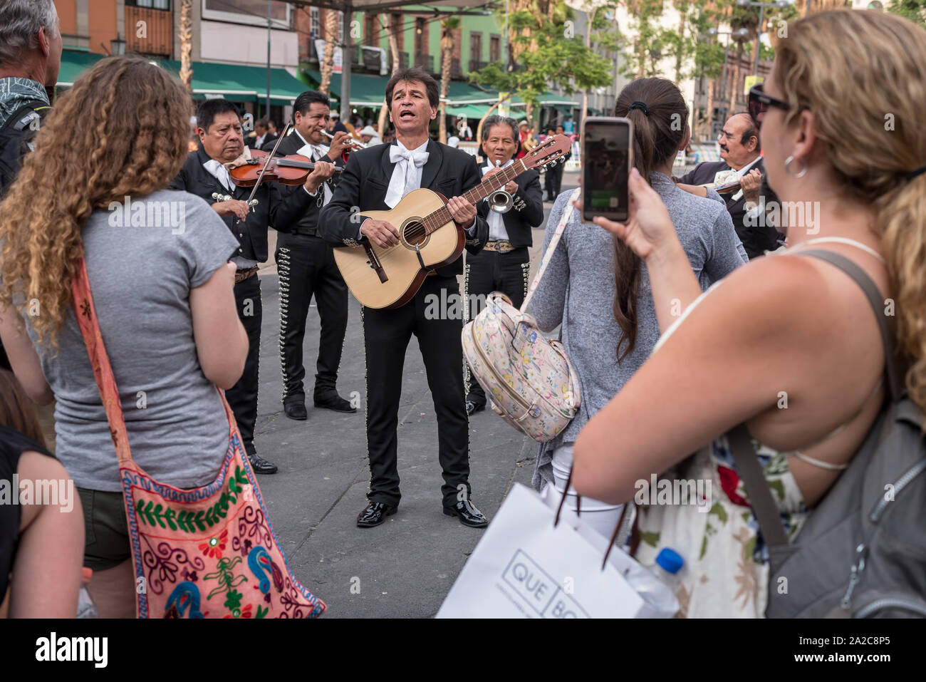 Juli, 23, 2019: eine Mariachi Band spielt vor einige Touristen in Piazza Garibaldi, Ciudad de Mexico, Mexiko Stockfoto