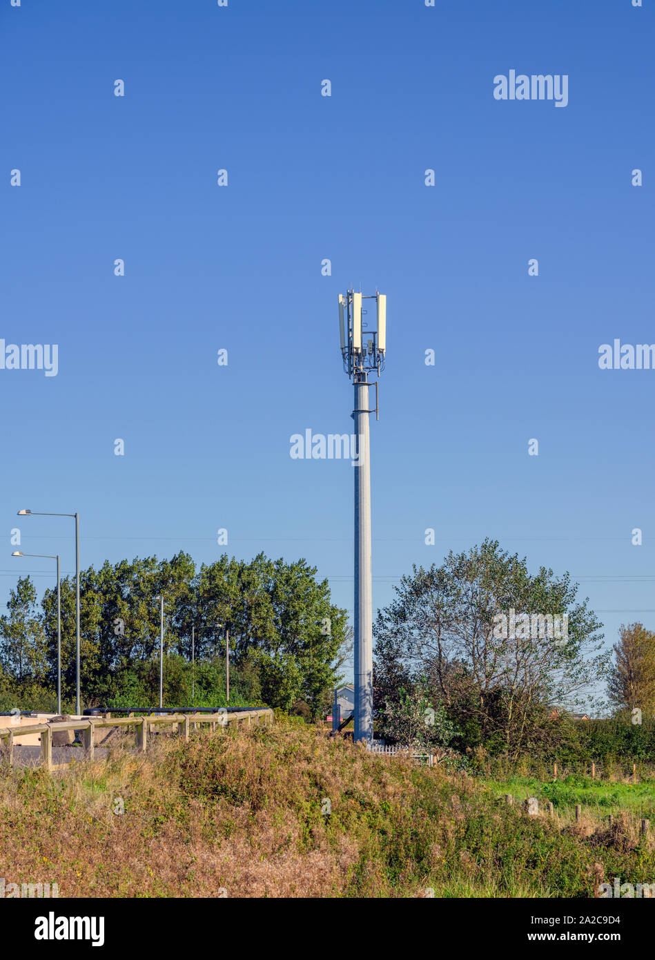 Handy und Kommunikation mast fotografiert gegen einen strahlend blauen Himmel Stockfoto