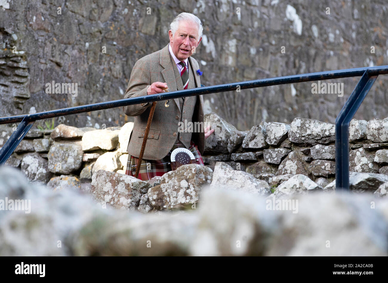 Der Prinz von Wales, bekannt als The Duke of Rothesay, während in Schottland, bei einem Besuch in Dunnottar Castle bei einem Besuch in Dunnottar Castle, das auf einer Klippe Festung, die einst die Heimat war der Grafen Marischal, in der Nähe von Stonehaven. Stockfoto