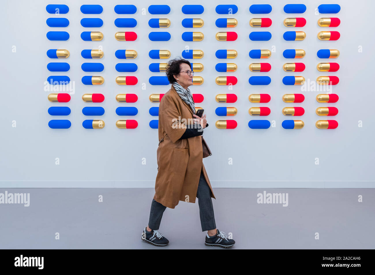 London, Großbritannien. 2. Okt 2019. Blau (klein) Placebo durch die allgemeine Idee in Maureen Paley - Frieze London, eine jährliche Kunstmesse im Regents Park. Es vereint mehr als 160 der weltweit führenden zeitgenössischen Galerien, mit speziellen kuratiert Abschnitte: Fokus, präsentiert neue Talente; Leben, eine Plattform für Performance Kunst; und Neu für 2019, gewebt, die Textilien erforscht, Weben und das Erbe des Kolonialismus. Es bleibt geöffnet bis 6. Oktober 2019. Credit: Guy Bell/Alamy leben Nachrichten Stockfoto