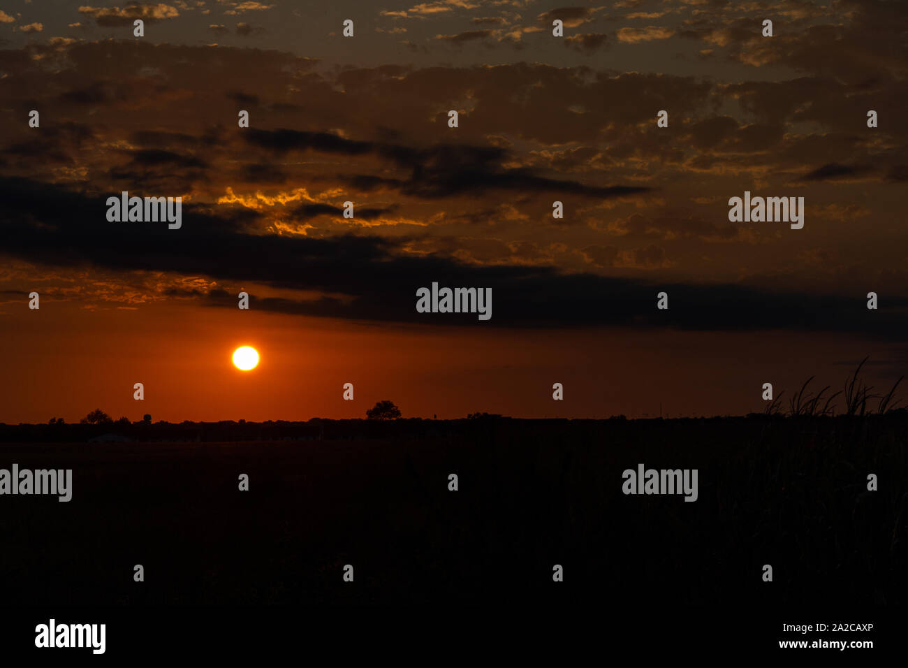 Ein Sonntag Sonnenuntergang in Richtung Ankeny von Ne 36th St. in der Polk County, Iowa. Stockfoto