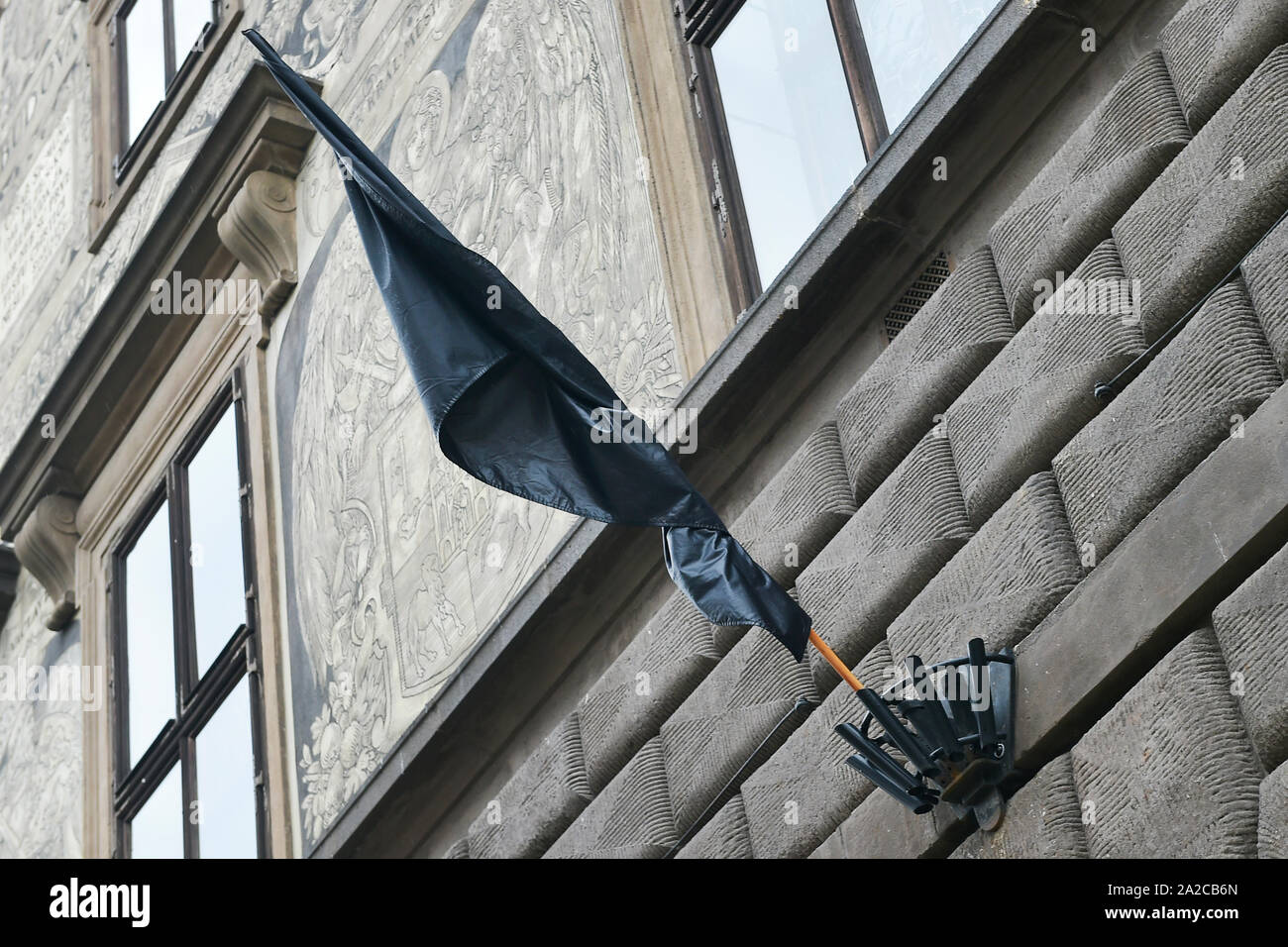 Pilsen, Tschechische Republik. 02 Okt, 2019. Eine Trauer schwarze Flagge hängt an der Pilsen Rathaus wegen des Todes der Sänger Karel Gott, in Pilsen, Tschechische Republik, am 2. Oktober 2019. Populärste tschechische Sänger Karel Gott bei 80 starb am Dienstag, 1. Oktober 2019, vor Mitternacht zu Hause in seiner Familie Kreis, in Prag, Tschechische Republik, seine Sprecherin Stolzova sagte am Oktober 2, 2019. Credit: Miroslav Chaloupka/CTK Photo/Alamy leben Nachrichten Stockfoto