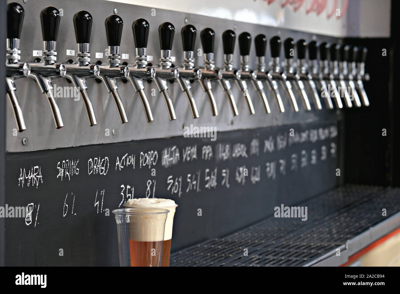 Reihe von tippt auf das Bier an der Street Food Festival zu tippen Stockfoto