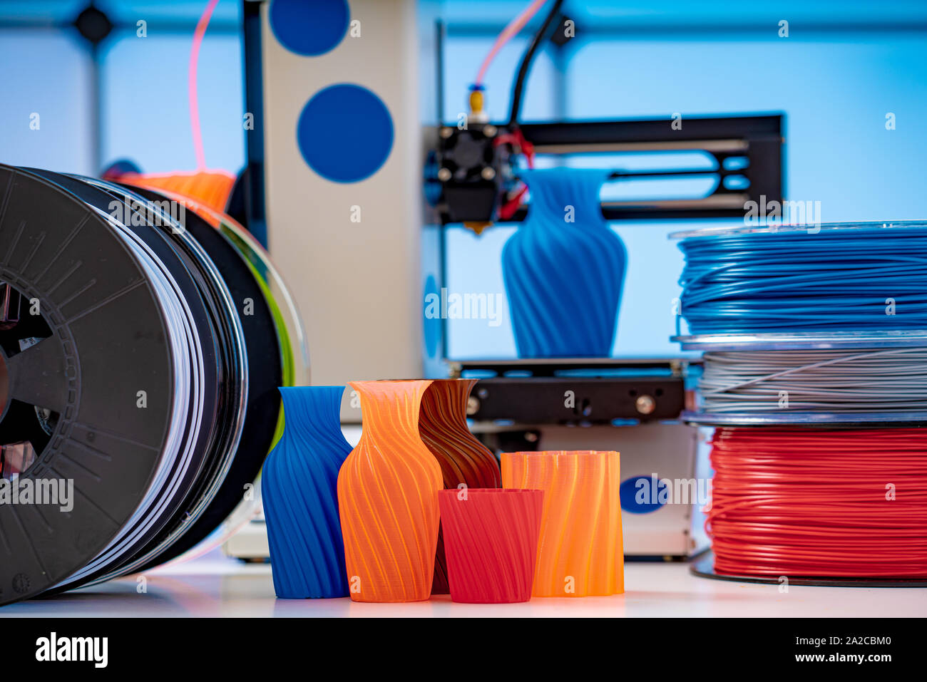 3D-Drucker Kunststoff Leuchtkörper für 3D-Drucker und Druckerzeugnisse im Inneren des Büro für Gestaltung Stockfoto