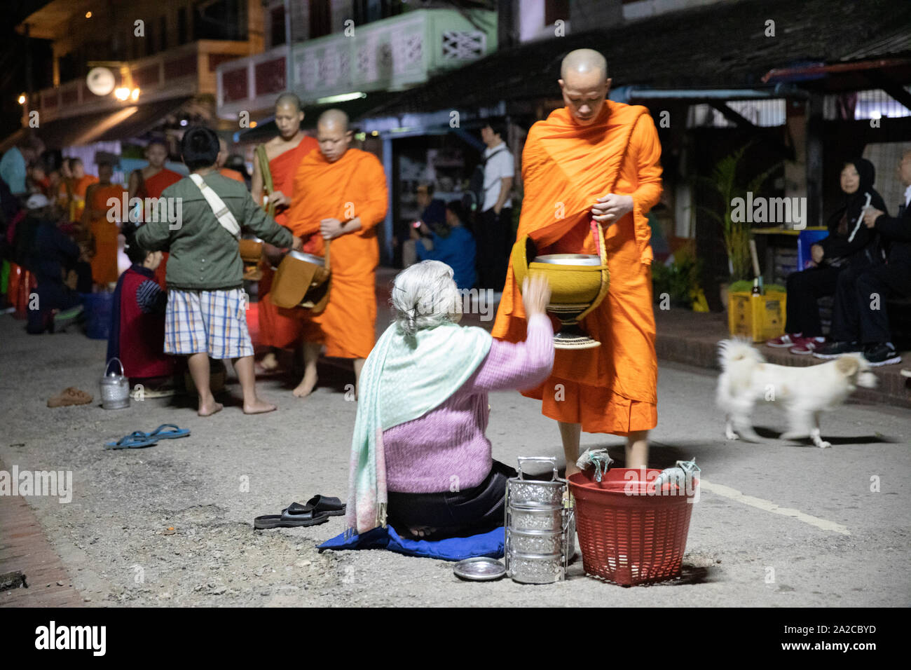 Tak Bat Mönche zu Almosen in der Morgendämmerung, Luang Prabang, Provinz Luang Prabang Laos, Laos, Südostasien Stockfoto