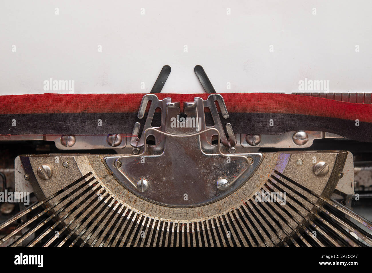 Alte Schreibmaschine mit leeren weißen Papier top anzeigen, kopieren Raum Stockfoto