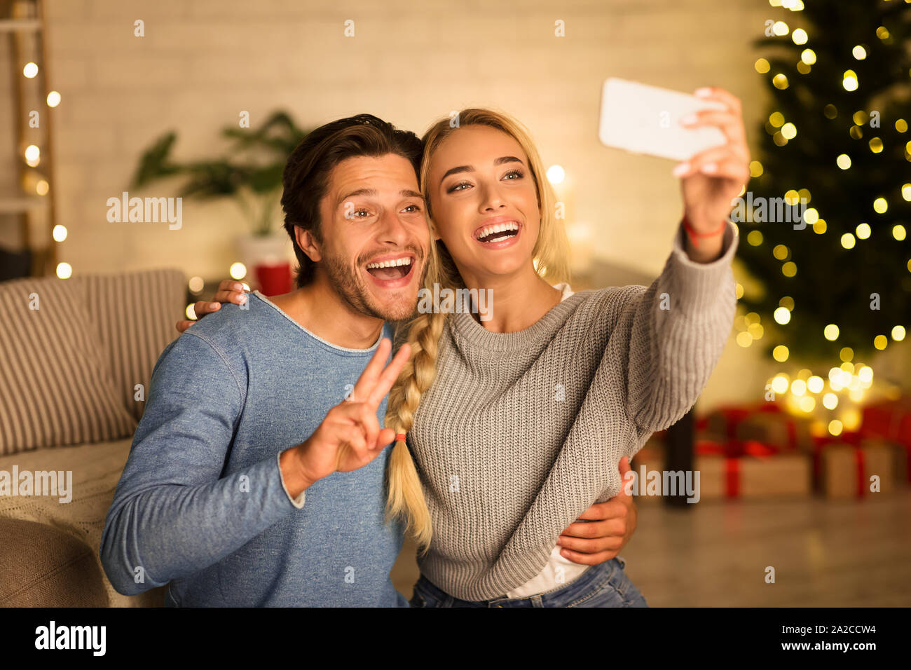 Schöne Momente festzuhalten. Paar machen selfie zu begeistern Stockfoto