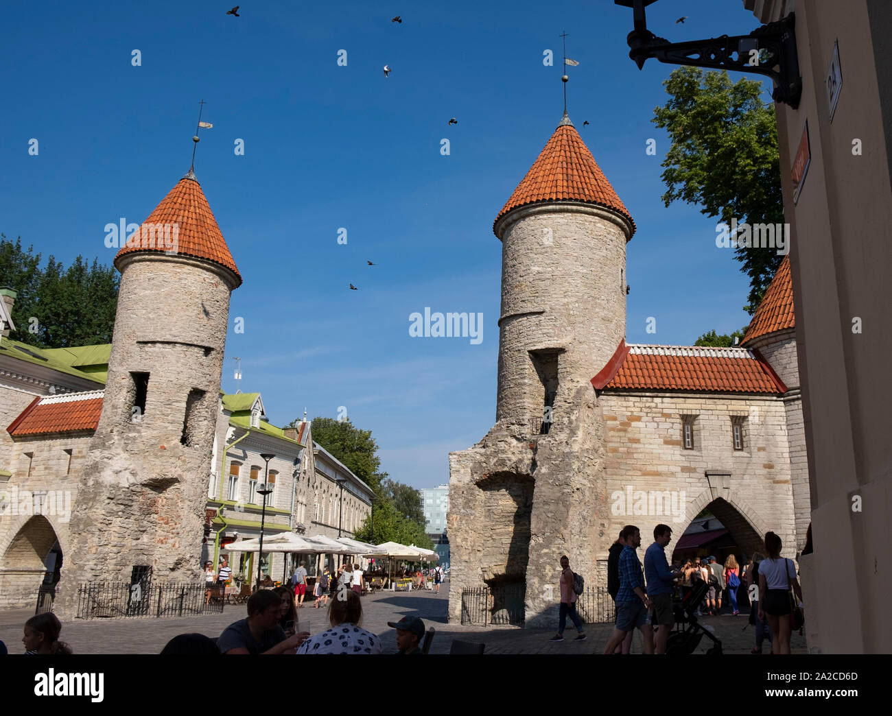 Low Angle View von berühmten Viru Tor in der Viru Straße in der Altstadt von Tallinn, Estland Stockfoto