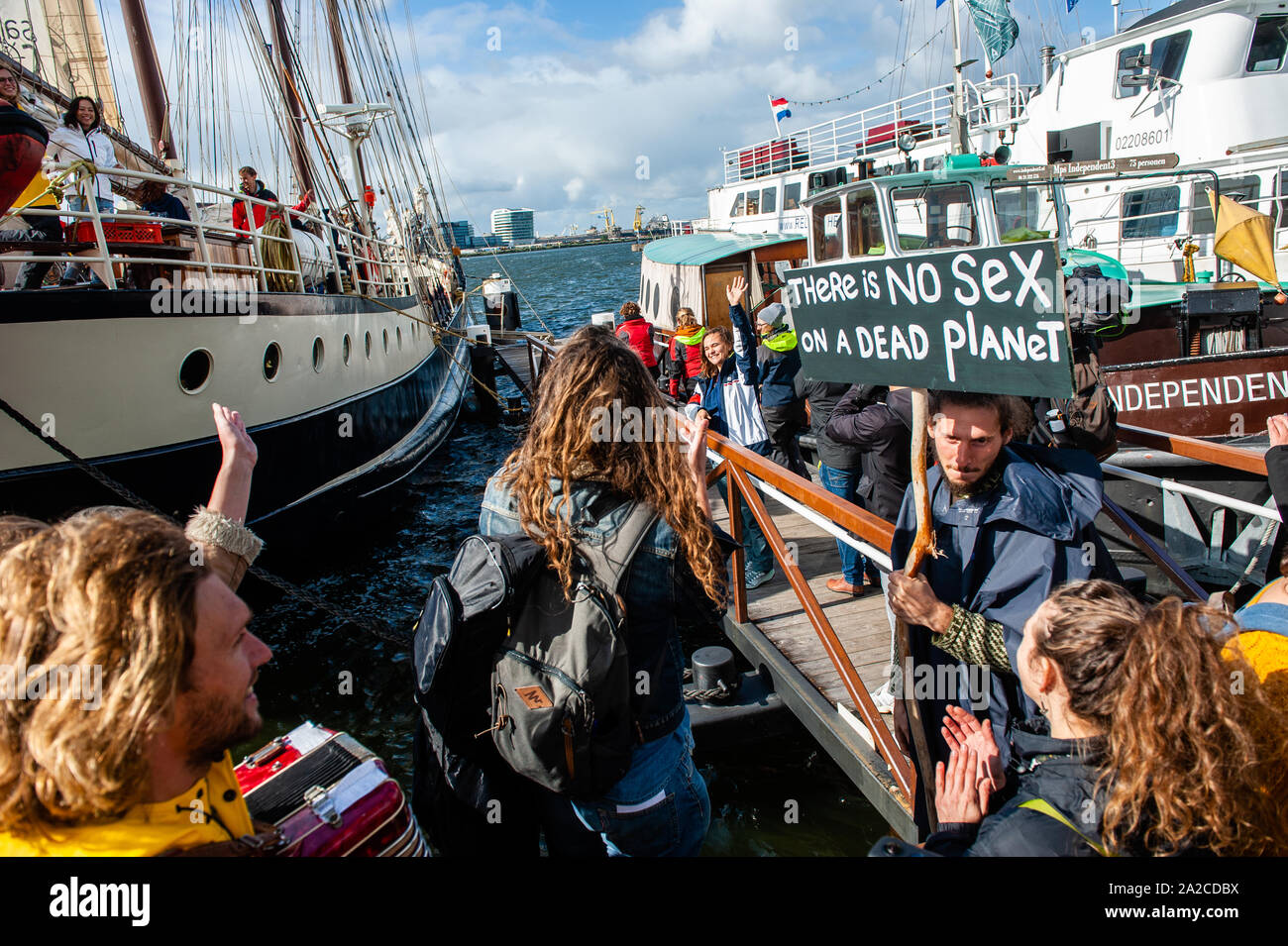 Amsterdam, Niederlande. 02 Okt, 2019. klima Aktivisten werden gesehen, der Abschied von ihren Familien, bevor das Boot fährt. Aus der NDSM-Werft in Amsterdam, 36 Klima Aktivisten sind Segeln auf der UN-Klimakonferenz in Santiago, Chile. Zwischen ihnen gibt es Anuna de Weber, ist der Organisator des Klima Streiks in Belgien und Adélaïde Charlier, Französisch sprechenden Koordinator für "Jugend für Klima"-Bewegung. Credit: SOPA Images Limited/Alamy leben Nachrichten Stockfoto