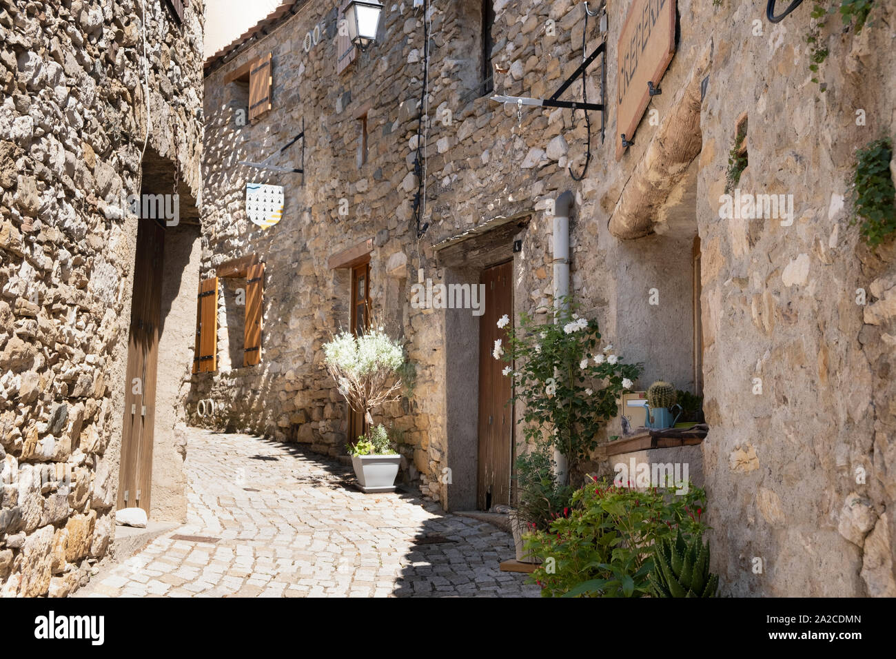 Minerve village Street, eine der "Les Plus beaux villages de France" auch Ort der Katharer Massaker im Jahr 1210 Stockfoto