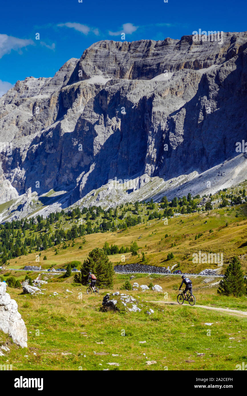 Mountainbiker am Sellajoch, mit Sella Türme, Herbst in den italienischen Dolomiten, Canazei, Italien Stockfoto
