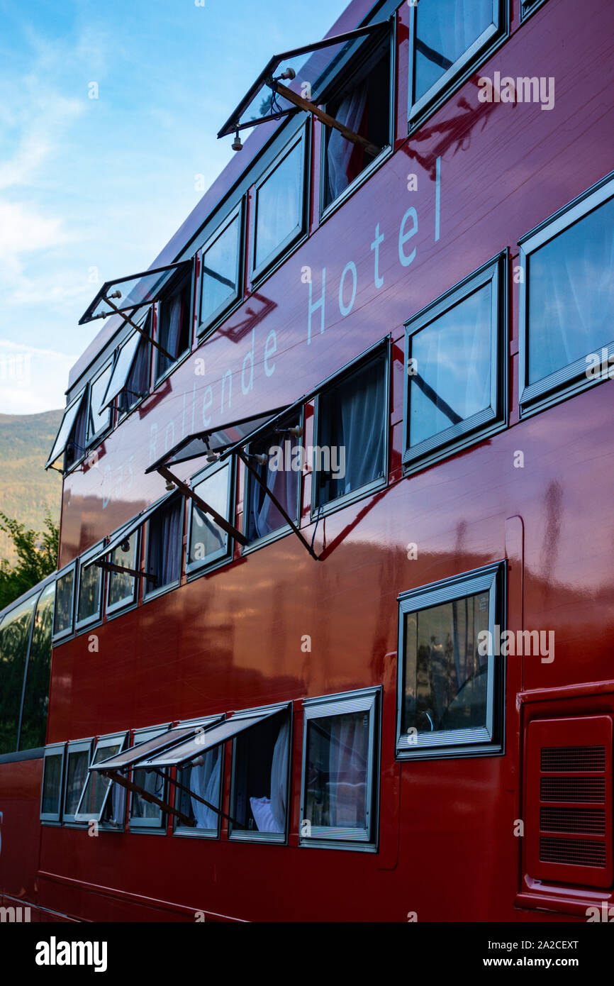 Riesige rote Mercedes Bus, Rotel Tours, in den italienischen Dolomiten, Canazei, Italien Stockfoto