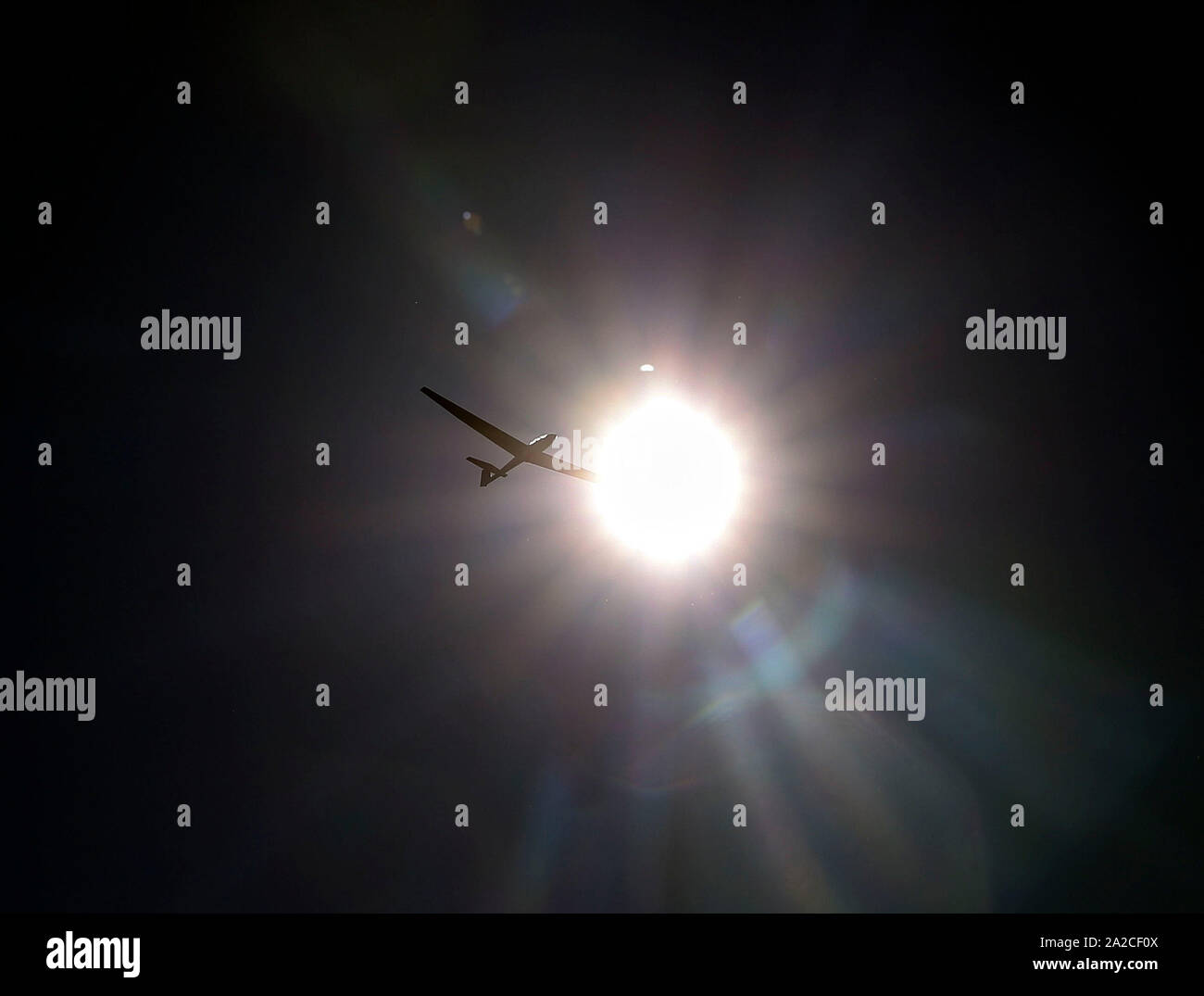 Ein Segelflugzeug geht die Sonne in der Nähe von Dunstable Downs in Bedfordshire. Anderswo, die Reinigung ist unterwegs nach Schwere Unwetter überschwemmung in Großbritannien, mit einigen Bereichen durch eine Woche Regen in nur einer Stunde schlagen. Stockfoto