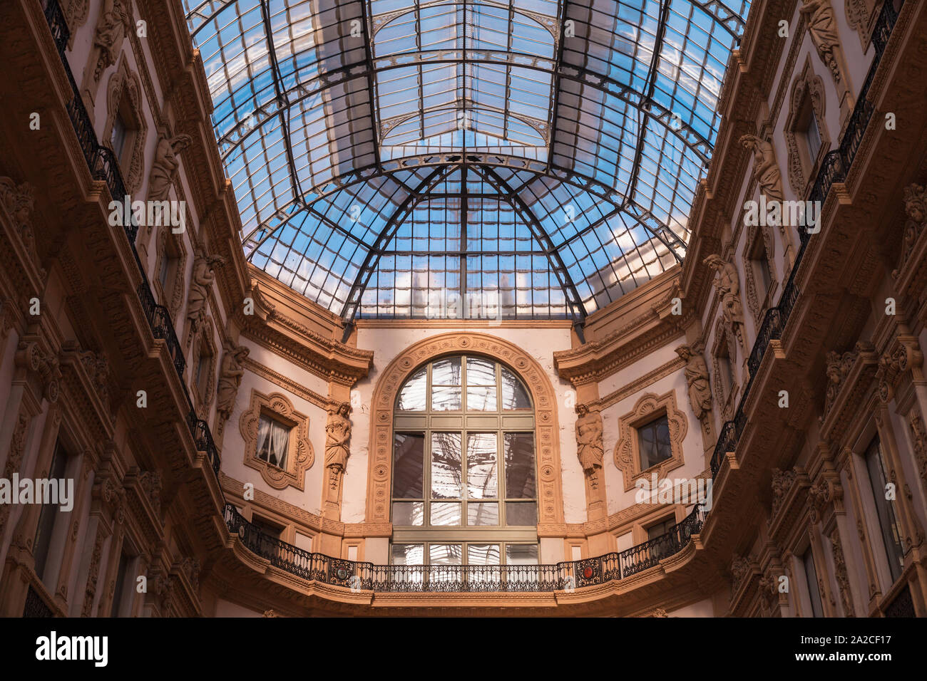 Mailand, Italien - Januar 19, 2018: Galleria Vittorio Emanuele II Innenraum, ist sie die älteste aktive Einkaufszentrum und ein Wahrzeichen von Mailand Stockfoto