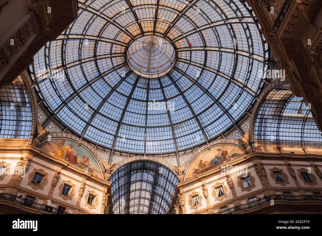Mailand, Italien - Januar 19, 2018: das Innere der Galleria Vittorio Emanuele II. Es ist die älteste aktive Einkaufszentrum und ein Wahrzeichen der Stadt Mailand Stockfoto