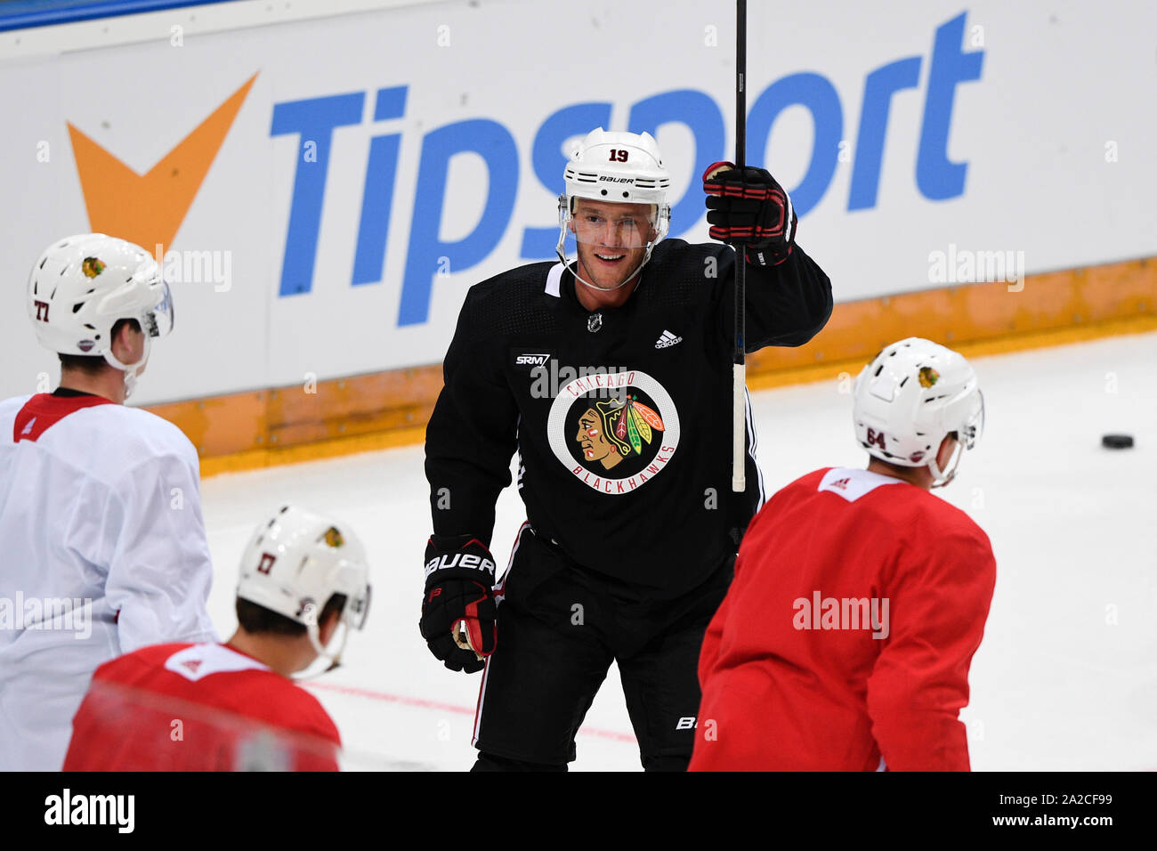 Prag, Tschechische Republik. 02 Okt, 2019. Jonathan Toews besucht eine Schulung der NHL team Chicago Blackhawks vor der bevorstehenden NHL Global Serie match Philadelphia Flyers vs Chicago Blackhawks, am 2. Oktober 2019, in Prag, Tschechische Republik. Quelle: Michal Kamaryt/CTK Photo/Alamy leben Nachrichten Stockfoto