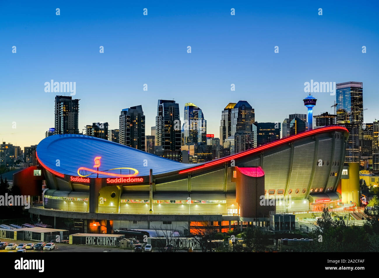 Saddledome und Downtown Skyline, Alberta, Kanada Stockfoto