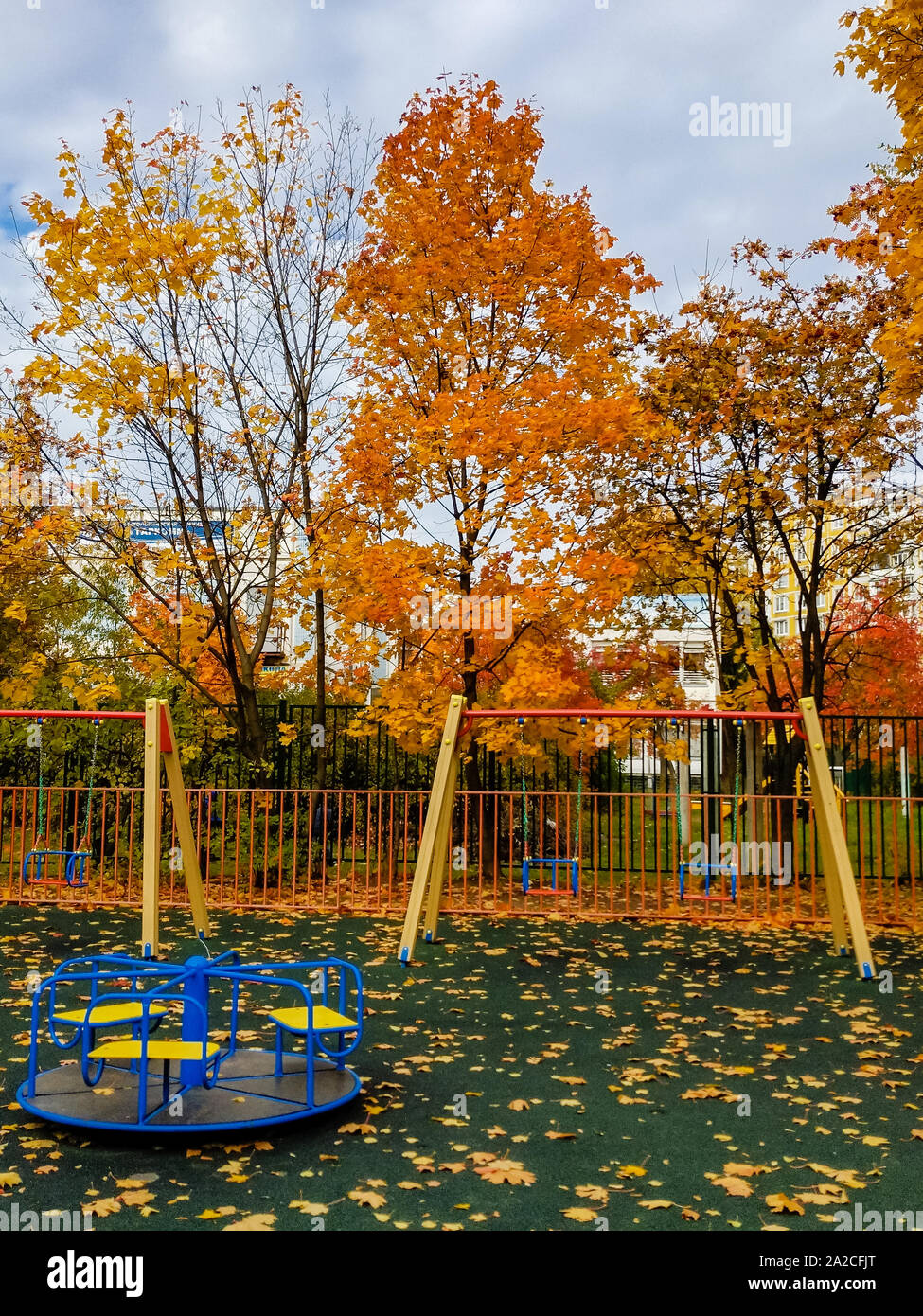 Bunte Herbst auf einem leeren Kinderspielplatz Stockfoto